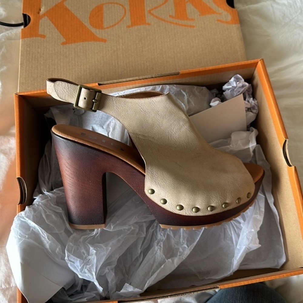 Korks open toe heeled sandal size 10 NWT